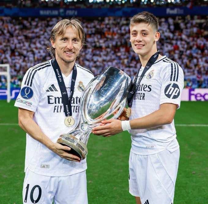 <p>Bellingham, Real Madrid'in La Liga açılış maçında Mallorca ile 1-1 berabere kaldığı karşılaşmada 87 dakika sahada kalmış, ardından yerine Arda Güler oyuna dahil olmuştu.</p>