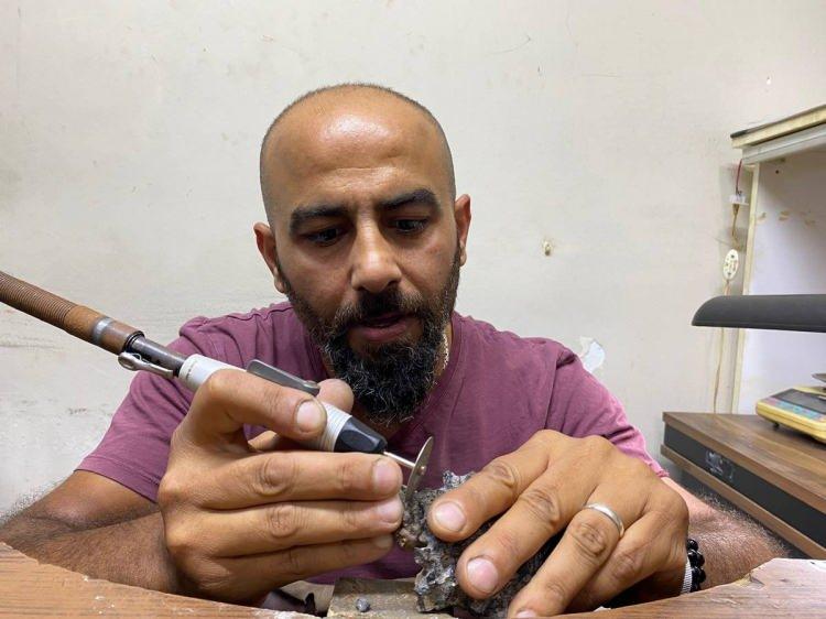 <p><span style="color:#FF0000"><strong>"EŞİ OLMAYAN BİR YÜZÜK YAPTIK"</strong></span></p>
<p><span style="color:#000000"><strong>İlk defa meteor taşından yüzük yaptığını belirten tasarımcı Çağrı Yılmaz ise "İlk defa meteor taşını işledim. Kesmesi oldukça zordu, zorlandığımız alanlar oldu ama emeğimize değdi. Eşi olmayan bir yüzük yaptık" diye konuştu.</strong></span></p>