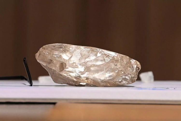 <p>Karove Madeni'nde 2019'da 1758 karatlık (yaklaşık 352 gram) "Sewelo Elması" ve 2017'de 1111 karatlık (yaklaşık 222 gram) "Lesedi La Rona Elması" çıkarılmış, Lesedi La Rona Elması, İngiliz bir kuyumcu tarafından 53 milyon dolara satın alınmıştı.</p>
<p> </p>