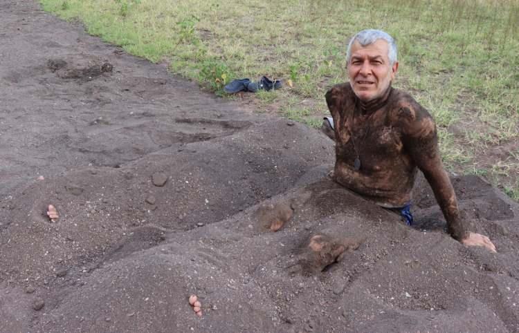 <p>Eklem ağrıları ve romatizmal şikayeti olanlar, Ejder Deresi'nde kendileri için bir yer hazırlayarak kafaları dışarda olacak şekilde kuma gömülüyor. </p>
