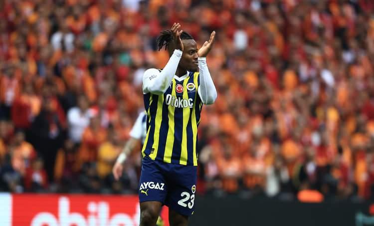 <p>Belçikalı futbolcunun, geçen sezon izin gününü milli takımdan yakın arkadaşı Dries Mertens ile geçirdiği için Fenerbahçe Başkanı Ali Koç'un bu durumu uyarmak istemesi üzerine olumsuz bir tepki verdi.</p>
