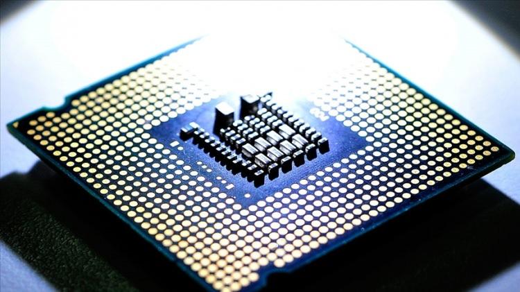 <p>Neuralink, insan deneylerinde kullanılan beyin implantlarına gelişmiş işlevler eklemeyi ve daha hızlı metin girişi sağlamak için el yazısı amacını tanıyabilen yeni algoritmalar geliştirmeyi planladığını söyledi.</p>
<p> </p>
