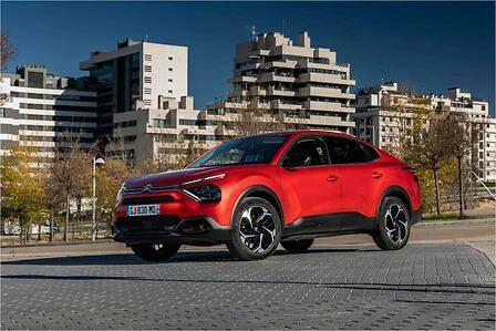 <p>Citroen’in ikiz kardeş C4 ve C4 x modelleri. Tam elektrikli bu araçlar iki farklı batarya tipi ile donatılıyor. 50 kWh kapasiteli bataryayla 468 km’ye kadar, 54 kWh kapasiteli bataryayla 560 km’ye kadar şehir içi menzil sunuyor. Baz versiyonları 134 beygir gücündeki bu iki modelin de başlangıç fiyatı, 1.349.000 TL.</p>