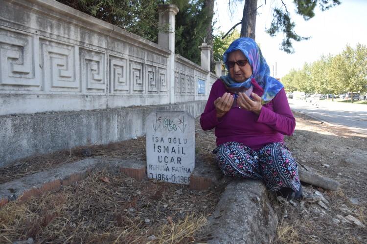 <p>“Eskiden köyümüzde elektrik, su yoktu. Odun ateşinde yemek pişirirdik. Annem ocağa çorba koymuş oradan ahıra inmiş. Babam hasta doktora gitmişti. Babamın yanına atı götürecekti. Ahıra indiğinde iki kardeşim uyuyakalmış. Ablam ve ben de koyun yavrularına bakmaya gittik. Evdekiler de uyuyakalınca çocuk ağlamaya başlamış evde. Annem 'eyvah çocuğum yandı' demiş. Ocağın başına vardığında kardeşimin üzerine soğuk su döküyorlarmış büyük kardeşlerim. Kardeşim orada yandı. Kardeşimi orman dairesinin cipiyle Aksu'ya abimin yanına getirdiler. Buradan da Antalya'ya hastaneye götürdüler. Araç olmadığı için biz gelemiyorduk. Kardeşim uzun zaman hastanede tedavi gördü, 41'inci gün vefat etti. Vasıta olmadığı için abim Aksu'da oturduğundan dolayı buraya gömüldü. Abim vefat etti daha sonra. Bizim de haberlere çıkınca haberimiz oldu. Hemen çıktık geldik. Yardım etsinler köye götürelim annemin kucağına koyalım.”</p>
