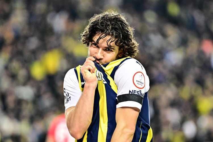 <p>24 yaşındaki futbolcu, Fenerbahçe ile 1 Türkiye Kupası sevinci yaşadı.</p>
