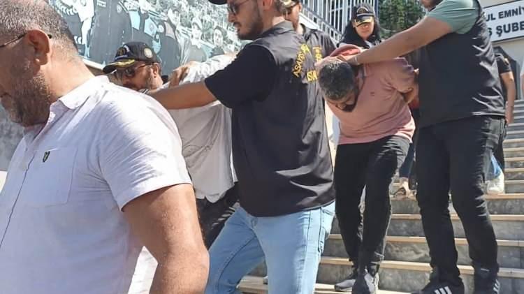 <p>Şüphelilerin olaydan önce buluştukları, kaçacakları otomobilleri güzergaha yerleştirdikleri, saldırının ardından hazırladıkları plana uyarak 3 araç değiştirip bunlardan birini ateşe verip yaktıktan sonra, yaya olarak sınırdan geçtikleri tespit edildi. Olayın İsrail’de yaşanan Anas El Abd Quadir’in oto galerisine yapılan silahlı saldırıları olayının devamı olduğu belirlendi.</p>
