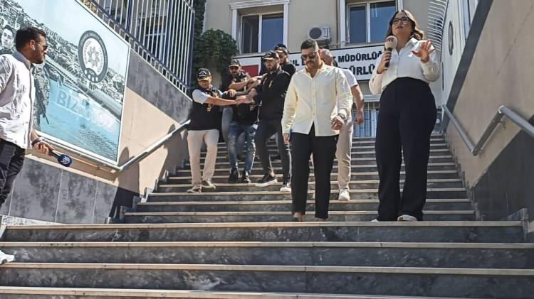 <p><span style="color:#B22222"><strong>4 ŞÜPHELİ İSTANBUL'DA SORGULANDI</strong></span></p>

<p>Cinayet Büro Amirliği tarafından başlayan soruşturmada polis saldırganlarla birlikte hareket eden iki kişinin kimliğini tespit etti. Bu kişilerden birinin şüphelileri sınıra kadar götürüp geri döndüğü belirlendi. Şüphelilerin olaydan sonra Sapanca’da bir bungalov ev tutarak orada saklandıkları belirlendi.</p>
