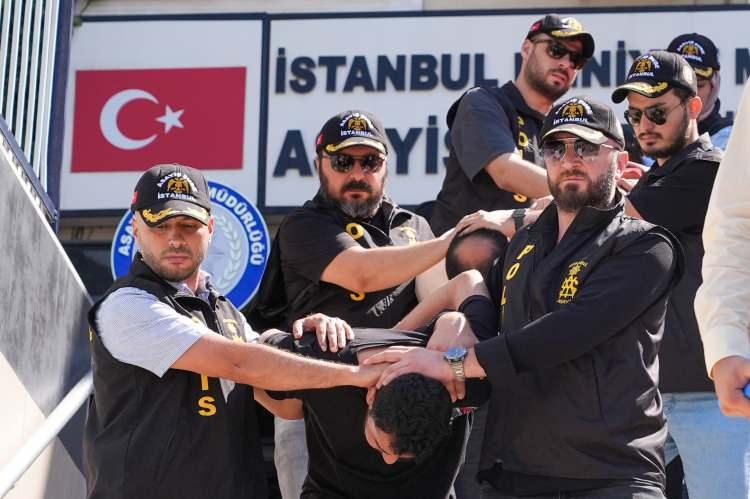 <p><span style="color:#B22222"><strong>CİNAYETİ GÜNLERCE PLANLAMIŞLAR</strong></span></p>
<p>Polis soruşturması sonucu şüphelilerden Layz E. ile Muhammet M.’nin yurt dışına kaçan 3 şüpheliyle olay öncesinde buluştukları ve birlikte hareket ettikleri belirlendi. Saldırıyı gerçekleştiren ve yurt dışına kaçan 3 şüphelinin, İş adamının 14 Temmuz 2024 tarihinde İstanbul’a gelmesinden hemen sonra Türkiye’ye giriş yaptıkları belirlendi. </p>