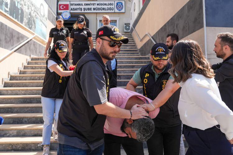 <p>Günlerce cinayet planı yaptıkları tespit edilen şüphelilerin, olay öncesin de 5 kişi olarak Şişli’de bir evden çıktıkları, olaydan sonra kaçışta kullanacakları otomobilleri, güvenlik kamerası olmayan sokaklara yerleştirdikleri belirlendi.</p>
