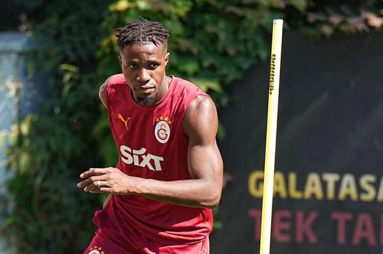 <p>Türkiye'den ayrılmak isteyen ve transferi henüz gerçekleşmeyen Galatasaray'ın yıldızı Wilfried Zaha için çarpıcı bir iddia ortaya atıldı.</p>
