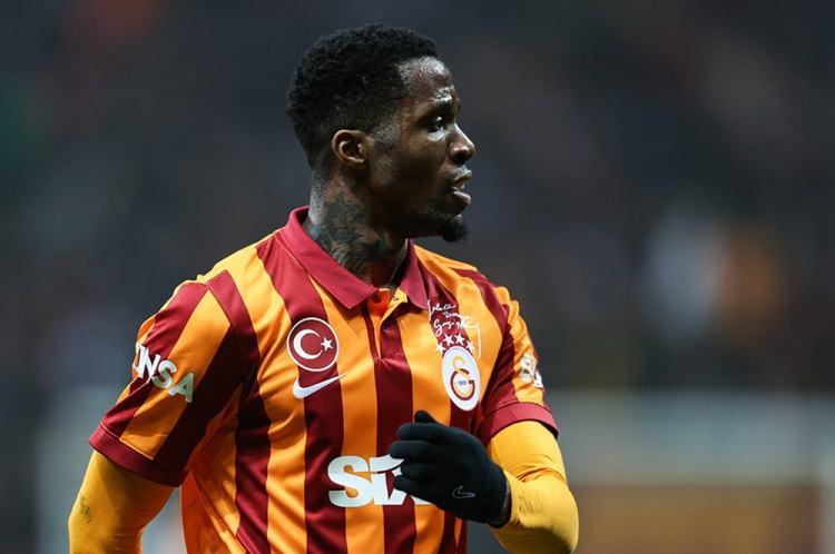 <p><strong>TRANSFERİN ÖNÜNDEKİ ENGEL VERGİ BORCU...</strong><br />
<br />
<em><strong>Sabah'ta yer alan habere göre, </strong></em>2023-2024 sezonunda İngiltere'ye birkaç kez giriş-çıkış yapan Zaha'ya 6 milyon euroluk vergi borcu çıkarıldı.</p>