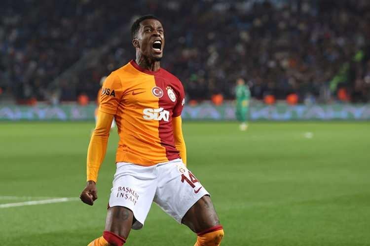<p>31 yaşındaki futbolcuyla ilgilenen Crystal Palace ve Leicester City'nin vergi problemi nedeniyle bu transferden geri adım attığı öne sürüldü.</p>