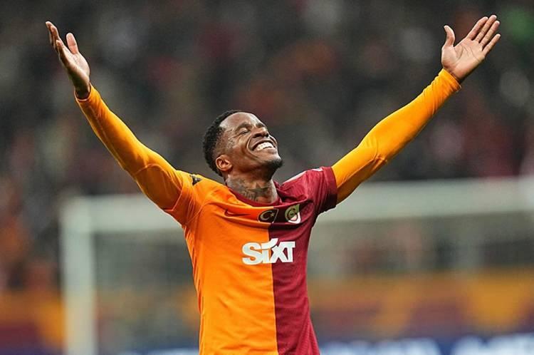 <p>Haberde iki Premier Lig takımının bu borcu Galatasaray'ın ödemesini istediği ancak sarı-kırmızılıların bu talebi reddettiği de belirtildi.</p>