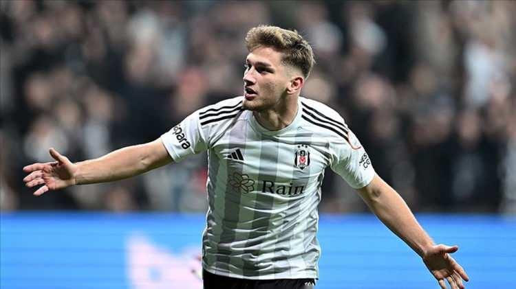 <p>Beşiktaş'ın 19 yaşındaki genç golcüsü Semih Kılıçsoy, birçok Türk yıldızı geride bırakarak Süper Lig'de 2024'te şu ana kadar en fazla skor katkısı yapan Türk futbolcu oldu.</p>
