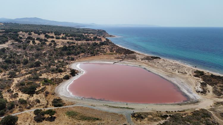 <p>Çanakkale’deki Alexandria Troas Antik Kenti'nin 2 bin yıllık iç limanı, denizle bağlantısının kesilmesinin ardından kalp şeklini aldı. Yılın belli dönemlerinde pembe renge dönüşen göl, ortaya farklı görüntüler çıkmasına neden oldu.</p>

<p>​</p>
