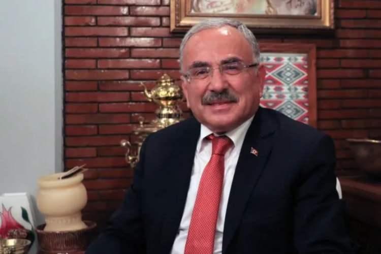 <p>Başkan Güler, sosyal medya sayfasından şu görüşlere yer verdi:</p>
<p> </p>
<p>"Karadeniz'in engebeli coğrafyasını aşmak için 25 tünel ve 330 metre uzunluğunda viyadükle yapılan tarihi projenin Ordu etabı hayata geçirildi.</p>
<p>Osmanlı döneminde ilk kez gündeme gelen, II. Abdülhamid Han zamanında projelendiren asrın projesi Karadeniz-Akdeniz Yolu, Karadeniz, İç Anadolu, Doğu Anadolu ve Akdeniz'i birbirine bağlayarak büyük bir ticaret limanı oluşturacak.</p>