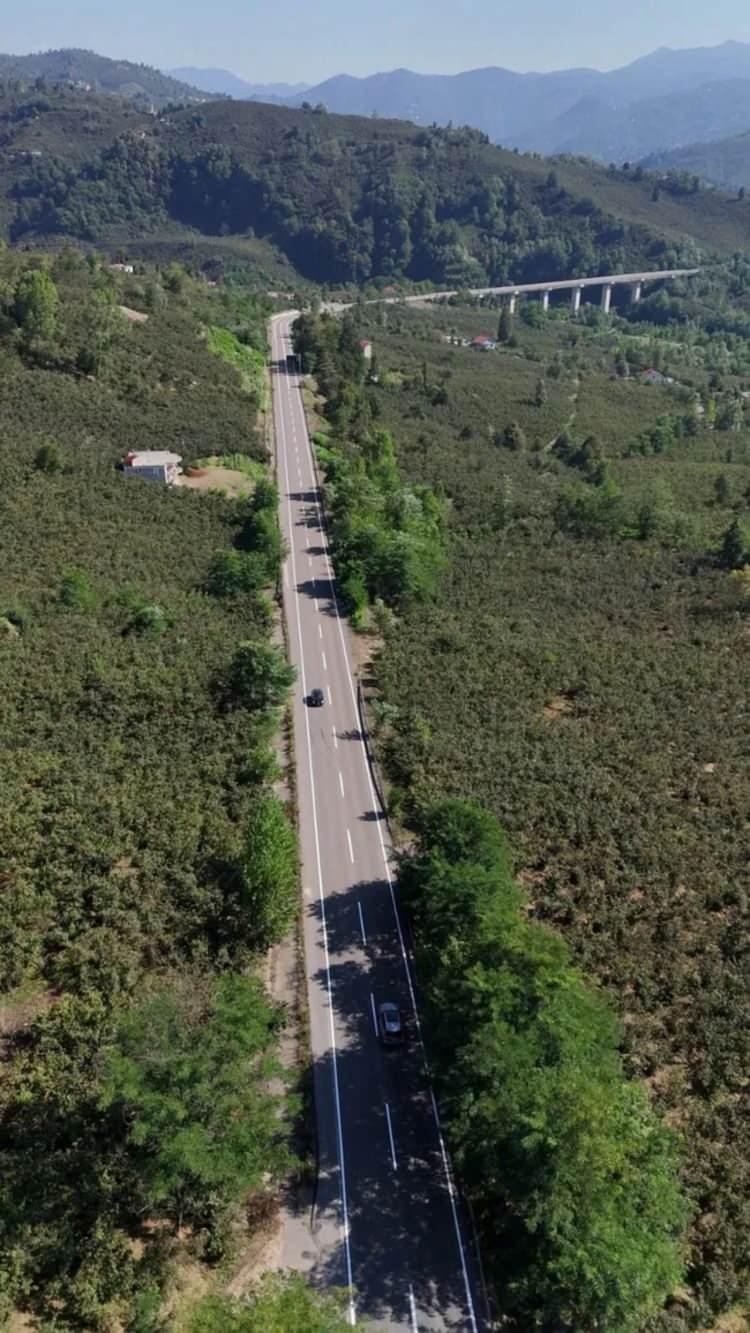 <p>Karadeniz Bölgesi ve Anadolu'nun ekonomisini olumlu yönde etkileyecek olan bu proje, aynı zamanda Doğu Akdeniz'in enerji kaynaklarının taşınması açısından da stratejik bir önem taşıyor. 6 ili direkt, 50 ili de dolaylı yollardan ilgilendiren proje Sivas ve Kayseri'yi adeta sahil kenti yapıyor, Ordu'muzun marka değerini artıyor.</p>