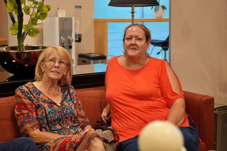 <p>Erol, yapılan tetkiklerde karın içinde 30-35 cm yumurta kisti tespit ettiklerini ve operasyon sırasında kötü huylu olduğunu öğrendiklerini kaydederek, şöyle devam etti:</p>

<p> </p>

<p><em><span style="color:rgb(178, 34, 34)">“Tetkiklerin ardından cerrahimizi planladık, cerrahi operasyon yaklaşık 5 saat sürdü. Çıkartılan kitlenin boyutu, 30-35 cm civarında, ağırlığı yaklaşık 6 kg.</span></em></p>

<p> </p>

<p><em><span style="color:rgb(178, 34, 34)">Ameliyat esnasında yaptığımız incelemede kistin kötü huylu gelmesi üzerine ameliyat şeklimizi değiştirmek durumunda kaldık. Herhangi bir sıkıntı yaşanmadı, ameliyat sonrasında servis takibimiz 10 gün sürdü.</span></em></p>

<p> </p>

<p><em><span style="color:rgb(178, 34, 34)">Sonrasında hastamızı şifahen taburcu ettik, bir ay geçtikten sonra yaptığımız kontrolde herhangi bir sorunla karşılaşmadık. İlgili departmana yönlendireceğiz”.</span></em></p>

<p> </p>

