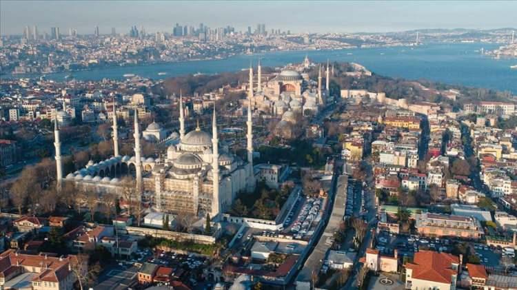 <p>Bah&ccedil;elievler ile Bakırk&ouml;y'de hava sıcaklığı ve hissedilen sıcaklık 23,8, nem oranı y&uuml;zde 86 olurken, Başakşehir'de hava sıcaklığı ve hissedilen sıcaklık 23,5 iken, nem oranı y&uuml;zde 82 olarak &ouml;l&ccedil;&uuml;ld&uuml;.</p>
