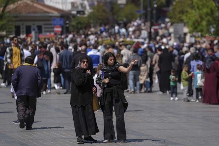 <p>Bağcılar'da hava sıcaklığı ve hissedilen sıcaklık 23,6, nem oranı y&uuml;zde 89'a ulaştı.&nbsp;</p>
