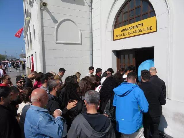 <p>Sancaktepe'de hava sıcaklığı ve hissedilen sıcaklık 21,9, nem oranı y&uuml;zde 90'a ulaştı. Sarıyer'de hava sıcaklığı ve hissedilen sıcaklık 23,5, nem oranı ise y&uuml;zde 94 olarak kaydedildi. Silivri'de hava sıcaklığı ve hissedilen sıcaklık 22,8 iken, nem oranı y&uuml;zde 86'ya ulaştı.&nbsp;</p>
