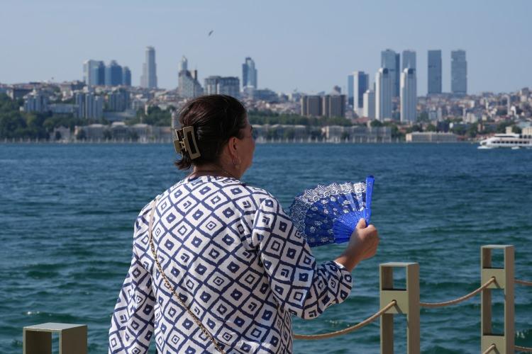 <p>Tuzla'da hava sıcaklığı ve hissedilen sıcaklık 22,6 iken, nem oranı da y&uuml;zde 88'i buldu. &Uuml;mraniye'de hava sıcaklığı ve hissedilen sıcaklık 21,9 olmasına karşılık, nem oranı y&uuml;zde 100 ile rekor kırdı.</p>

<p>&nbsp;</p>
