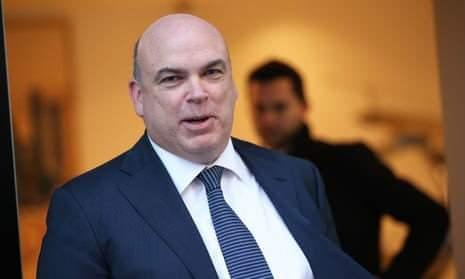 <p>2011 yılında firmasını 11 milyar dolara Hewlett-Packard'a sattı, ancak satın alma işleminin ardından ABD'li teknoloji devi onu dolandırıcılıkla suçladı.</p>
<p>Lynch, HP'nin Autonomy yöneticilerini yasadışı muhasebe uygulamalarıyla suçlamasının ardından, son on yılının çoğunu adını savunmak için mahkemede geçirdi.</p>
<p>Haziran ayında San Francisco'daki bir jüri tarafından, bir yıldan fazla süreyi ev hapsinde geçirdikten sonra beraat etti.</p>
