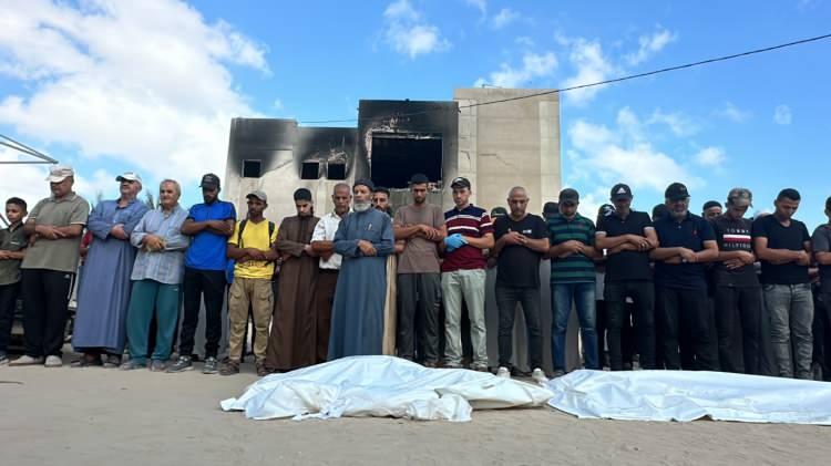 <p>Nusayrat Mülteci Kampı'ndaki Ayn Calut Apartmanları İsrail savaş uçakları tarafından bombalandı. Bombardıman sonucu en az 4 kişi hayatını kaybetti, bazı kişiler yaralandı.</p>
