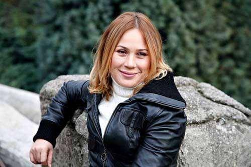 <p><strong>İstanbul Üniversitesi Edebiyat Fakültesi Felsefe ve İstanbul Üniversitesi Devlet Konservatuvarı Tiyatro bölümlerinden mezun olan Jülide Kural, üniversite eğitimlerinin bitmesinin ardından bir süre Almanya'da yaşamıştır. </strong></p>
