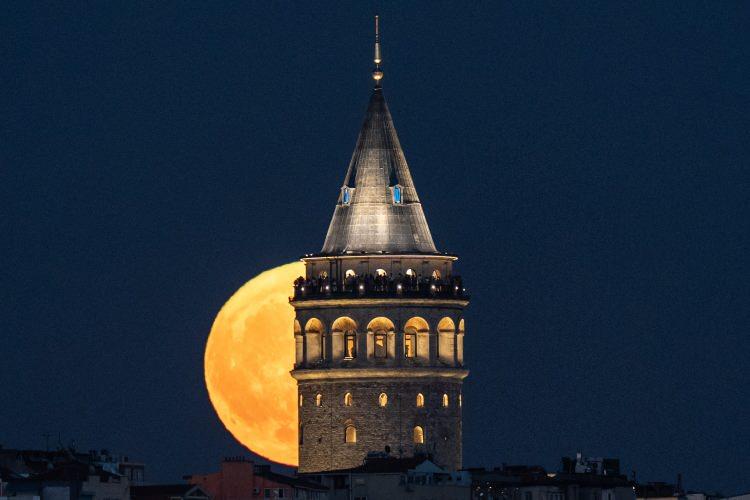 <p><span style="color:rgb(67, 67, 67)">İstanbul'da "Süper Mavi Dolunay" olarak isimlendirilen dolunay, Galata Kulesi ile birlikte görüntülendi.</span></p>
