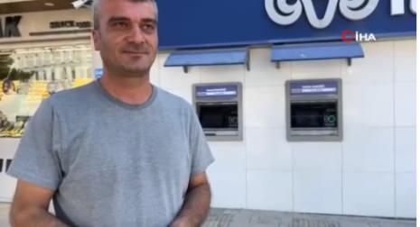 <p>ATM haznesinde duran parayı gören Erdem, kısa bir şaşkınlık yaşadı. Parayı saydığında yüklü miktarda olduğunu tespit eden fabrika işçisi, paranın sahibi gelir diye bir süre ATM önünde bekledi. Ancak kimse gelmeyince, parayı Gazi Polis Merkezi’ne teslim etmeye karar verdi.</p>
