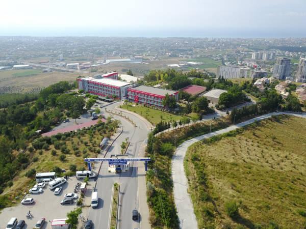 <p><span style="color:#B22222"><strong>İSKENDERUN TEKNİK ÜNİVERSİTESİ 4 ÖĞRETİM ELEMANI ALACAK</strong></span></p>
<p> </p>
<p>İskenderun Teknik Üniversitesi Rektörlüğü; İskenderun Organize Sanayi Bölgesi Kaynakçılık Meslek Yüksekokulu'na 2 öğretim görevlisi, Denizcilik Teknolojileri Meslek Yüksekokulu'na 2 öğretim görevlisi olmak üzere toplamda 4 öğretim elemanı alacağını duyurdu.</p>
<p>19 Ağustos 2024 tarihinde başlayan başvurular 2 Eylül 2024 tarihinde sona erecek.</p>