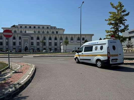 <p>Ş&uuml;phelinin taşkınlık yaparak, bı&ccedil;akla polislere doğru koşması &uuml;zerine ateş a&ccedil;ıldı.</p>

<p>&nbsp;</p>
