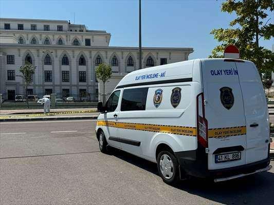 <p>Bacağından vurulan ş&uuml;pheli M.&Ouml;. (28), sağlık ekiplerinin m&uuml;dahalesinin ardından Kocaeli Devlet Hastanesi'ne g&ouml;t&uuml;r&uuml;ld&uuml;.</p>
