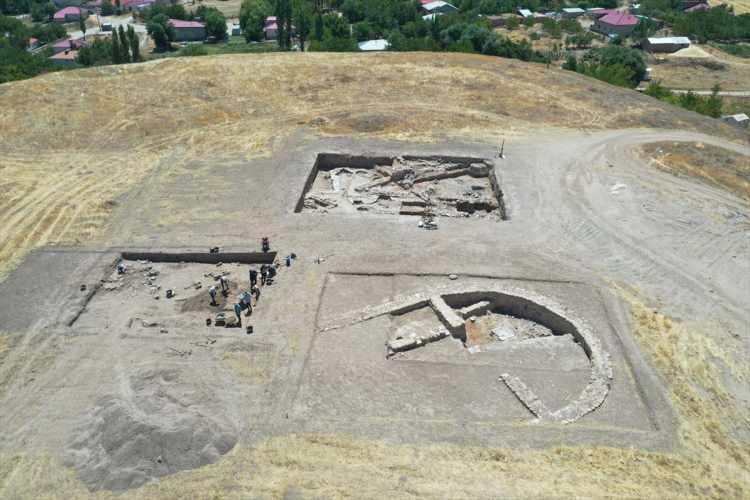 

<p>Kahramanmaraş’taki Yassı Höyük’te sürdürülen kazı çalışmaları kapsamında, 2 bin 800 yıl öncesine ait karbonlaşmış 21 kilogram kayısı çekirdeği, nohut, üzüm, buğday ve sarımsak taneleri bulundu.</p>
<p>

</p>
<p>​</p>
<p>
”/><br />
													</figure>
</p></div>
<p>								<!-- Gallery Content --></p>
<div class=