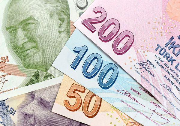 <p>SOSYAL DESTEK ÖDEMELERİ DE ARTTI</p>
<p>Memur zammı; 2,4 milyon sosyal destek ödemesi alan vatandaşın gelirini doğrudan etkiledi. 65 yaş, engelli ve evde bakım maaşı başta olmak üzere sosyal destek ödemeleri memur zam oranı kadar arttı.</p>
<p>Yaşlı aylığı 3 bin 504 liradan 4 bin 181 liraya yükseldi.<br />
Engelli aylığı 2 bin 797 liradan 3 bin 338 liraya yüzde 70 ve üzeri engelli raporu bulunan vatandaşların aylığı da 4 bin 196 liradan 5 bin 7 liraya çıktı.<br />
Evde Bakım Yardımı 7 bin 608 liradan 9 bin 77 liraya yükseldi.<br />
Koruyucu ailelere çocuk başına yapılan ödemelerin aylık ortalaması 8 bin 515 liradan 10 bin 159 liraya çıkarıldı.<br />
Sosyal Ekonomik Destek hizmetinde çocuk başına yapılan ekonomik destek tutarı ortalama 5 bin 330 liradan 6 bin 360 liraya yükseldi.<br />
Ağır silikozis aylığı 7 bin 698 liradan 9 bin 185 liraya çıktı.</p>
