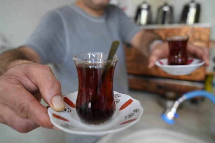 <p>Evde demlenen çayları yaparken kuru çayın üstüne kaynar su katıyorlar. Bu da çayın demlenmeden haşlanmasına sebep oluyor. Çay ocaklarında ya da kafelerde çay, soğuk su ile yapılıyor.</p>