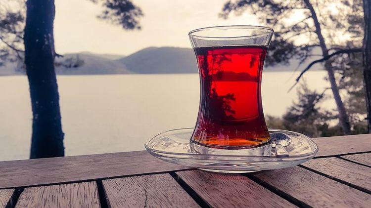 <p>Sabahleyin biz de mecburen ilk çayı sıcak suyla demliyoruz. Onda da tadı güzel ama açık oluyor. Çünkü acele ettiğimizden tam demlenmiş olmuyor. Sıcak suyla çay demlerken de 2 seçenek var. </p>
