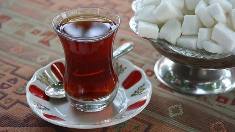 <p>Sıcak suya çay atabilirsiniz ama onda da beklemek gerekir hemen dem almaz. Çayın acılığını almak için sıcak su ekledikten sonra 2 dakika çayı ocakta kaynatıyoruz. Böylece çayın renk almasını sağlıyoruz. </p>
