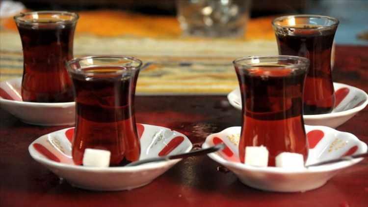 <p>Bunda da çay fazla beklerse çay acılaşır. Sıcak suyla demlenen çay da toplamda 10-15 dakika sonra servise hazır hale geliyor” dedi.</p>
