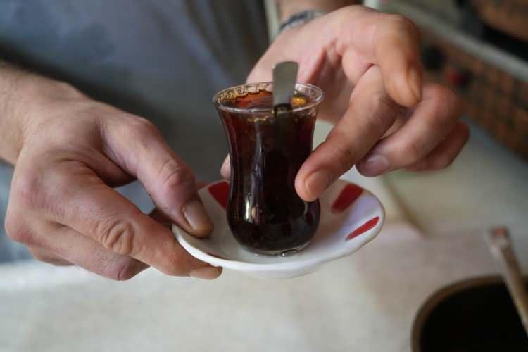 <p>O yüzden çay ocaklarında içtiğimiz çay, evde demlediğimiz çaydan daha lezzetli oluyor. Çünkü bir 15 dakika çayın demlenmesini beklerken dışarıda ise 1 saatte yavaş yavaş demlenen çayı içiyoruz” ifadelerini kullandı.</p>
