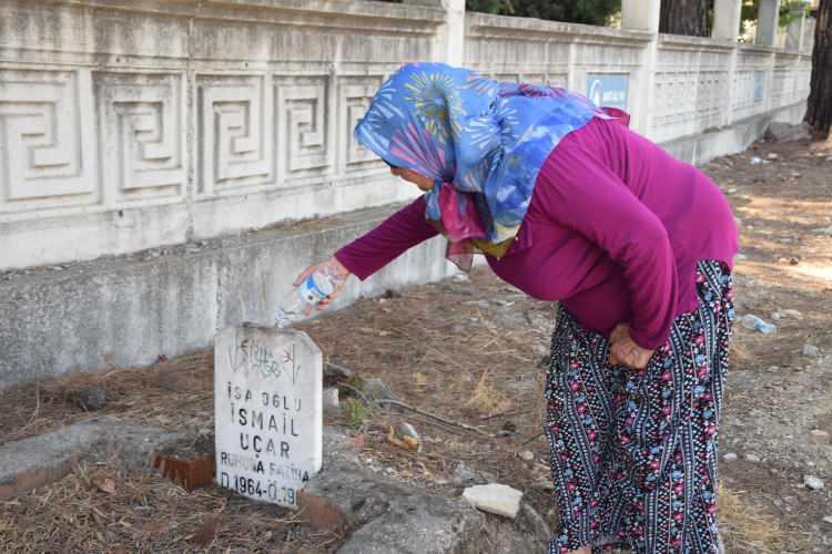 <p>Antalya'da sahipsiz çocuk mezarının ailesi bulundu. Abla Zekiye Yanıç, küçük kardeşinin hikayesini anlatırken gözyaşlarını tutamadı.</p>
