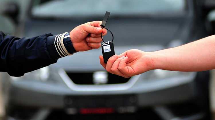 <p>Motorlu kara taşıtları piyasasındaki arz ve talep dengesizlikleri sonucu ikinci el otomobil satışlarında yaşanan fiyat artışları ile stokçuluk ve sıfır taşıta erişim sıkıntılarını ortadan kaldırmak amacıyla alınan makroekonomik tedbirlerin yanında ihtiyaç duyulan düzenlemelerin Bakanlıkça gecikmeksizin hayata geçirildiğini belirten Bolat, "6 ay 6 bin kilometre" düzenlemesi olarak bilinen pazarlama ve satış kısıtlaması kapsamında bugüne kadar yaklaşık 52 milyon lira para cezası uygulandığını bildirdi.</p>
<p> </p>