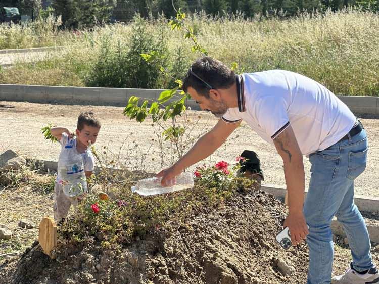 <p>Türkoğlu ailesi aynı anda hem sevinç hem üzüntüyü yaşadı<br />
Türkoğlu ailesi okulların kapandığı gün sevinci ve hüznü aynı anda yaşadı. Yüsra'nın hayatını kaybetmesinden 25 gün sonra ablası ile aynı okula giden İkra Türkoğlu'nun karne aldığı anda hem sevinci hem de hüznü yaşadı.</p>
