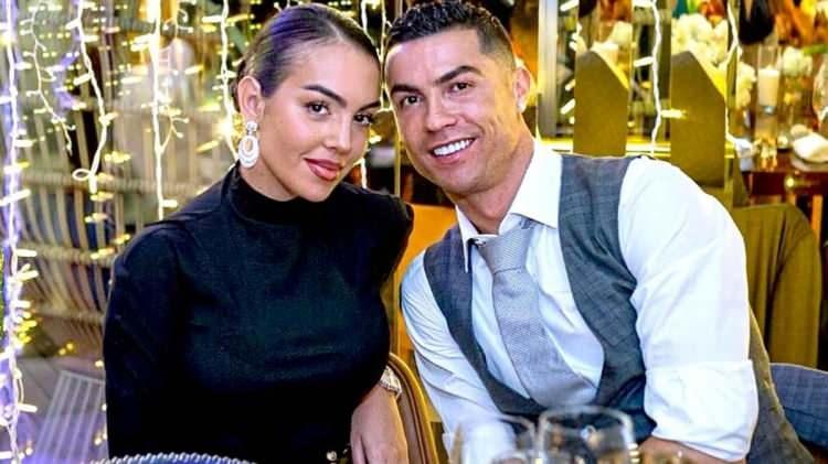 <p><strong>Portekiz'in TV GUIA dergisine göre Ronaldo ile beş çocuğundan ikisinin annesi olan Georgina arasında, ayrılmaları halinde Ronaldo'nun ayda 85 bin sterlin ödemesini garanti eden bir anlaşma var.</strong></p>

<p> </p>
