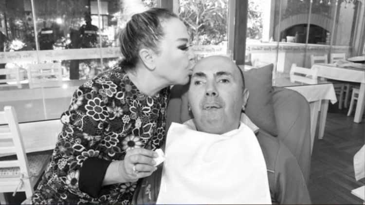 <p>Ahmet Hakan, şarkıcı Safiye Soyman’ın olduğunu kaybettikten üç hafta sonra sahneye çıkmasını eleştirip 'normal mi' diye sordu.</p>
<p> </p>