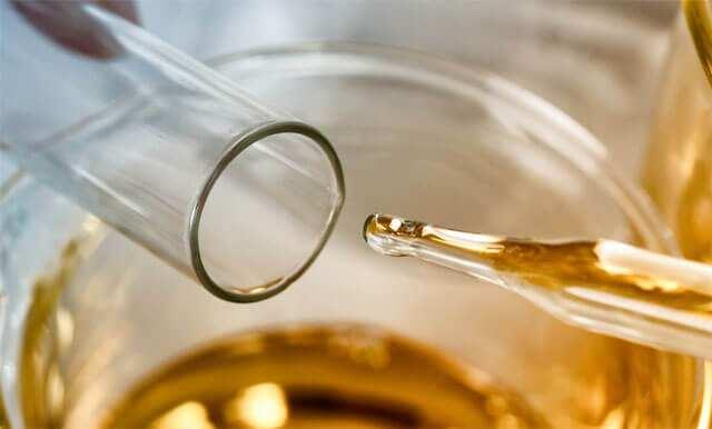 <p><strong>Laboratuvar Testleri:</strong> <strong>Kesin Sonuçlar İçin Güvenilir Yöntemler</strong></p>
<p>Son olarak, kesin sonuçlar için laboratuvar testleri en güvenilir yöntemdir. <strong>Asidite, peroksit sayısı</strong> ve diğer kimyasal özelliklerin ölçüldüğü testler, zeytinyağının saflığını ve kalitesini doğrulamada yardımcı olur. Bu, sahte zeytinyağını anlama yolları arasında en güvenilir yöntemlerden biridir.</p>