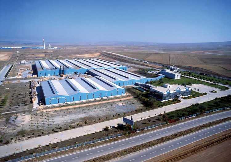 <p>Her geçen gün gelişen üretim gücü, yüksek itibarlı markası, üstün ürün kalitesi ve değer yaratan sürdürülebilir büyüme yaklaşımı ile birlikte büyük işler başaran ve başarı öyküsünü uluslararası ölçeğe taşıyan Şişecam, bugün dört kıtada 14 ülkeye yayılan üretim faaliyetlerini 25 bin çalışanı ile sürdürmekte ve 150’yi aşkın ülkedeki satışlarıyla dünyanın sayılı üreticileri arasında bulunmaktadır.</p>
<p> </p>