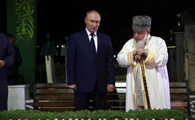 <p>Kadirov ve Putin, ziyaret çerçevesinde çalışma toplantısı gerçekleştirdi. Kadirov, görüşmede yaptığı konuşmada Çeçenistan’ın Ukrayna’da savaşmak için şu ana kadar 19 bini gönüllü olmak üzere toplam 47 bin asker gönderdiğini söyledi.</p>
