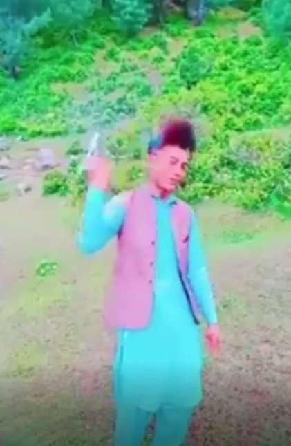 <p>Swat Valley bölgesi polis yetkilisi Badshah Hazrat'ın AFP'ye yaptığı açıklamaya göre video çekmek için kullandığı silahın dolu olduğunu bilmeyen Hamidullah silahı şakağına dayayarak tetiği çekti ve dolu olan silahtan çıkan kurşunla olay yerinde anında hayatını kaybetti.</p>
<p></p>